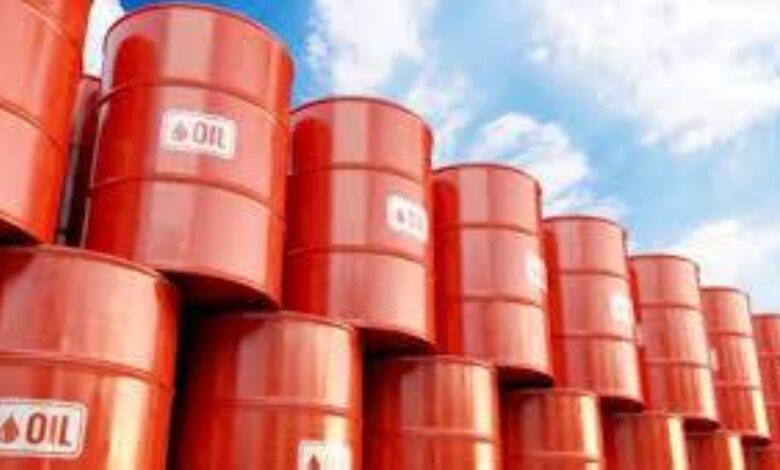 انخفاض أسعار النفط رغم مكاسب أسبوعية: مخاوف من زيادة الإمدادات وتأثير خفض الفائدة