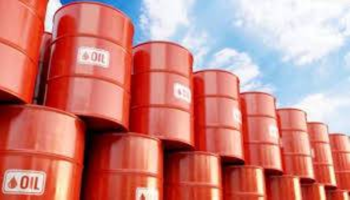 انخفاض أسعار النفط رغم مكاسب أسبوعية: مخاوف من زيادة الإمدادات وتأثير خفض الفائدة