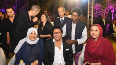 العودة المبهجة للكينج محمد منير: أول ظهور بعد رحلته العلاجية في زفاف عائلي صاخب!