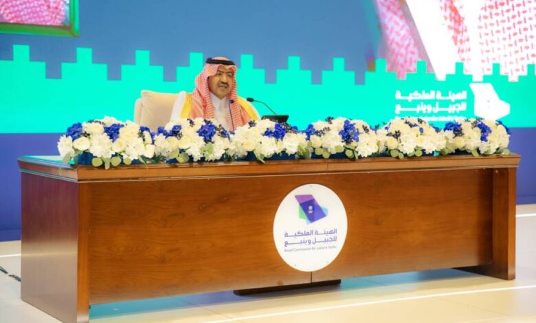 في أمسية تاريخية: الأمير الشاعر سعد آل سعود ‘منادي’ يصدح بقصائد الوطن والحب في ينبع احتفالاً باليوم الوطني الـ95