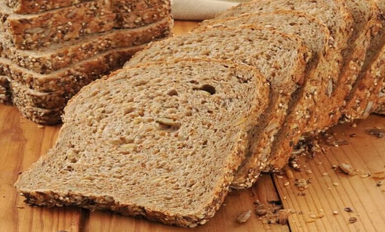 الخبز الأبيض أم الأسمر؟ خبيرة تغذية تحسم الجدل وتكشف السر في حبة القمح الكامل