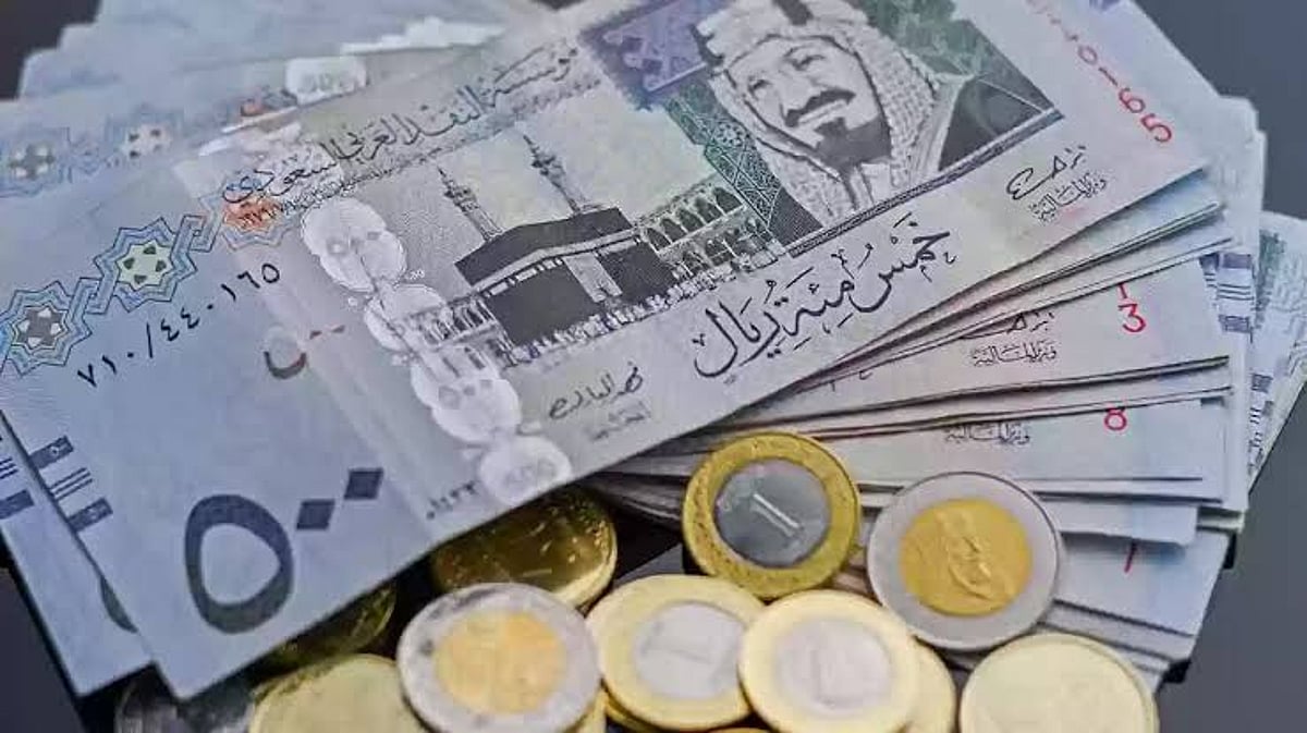 أسعار العملات الأجنبية مقابل الريال السعودي تستقر اليوم وسط تراجع عالمي للدولار