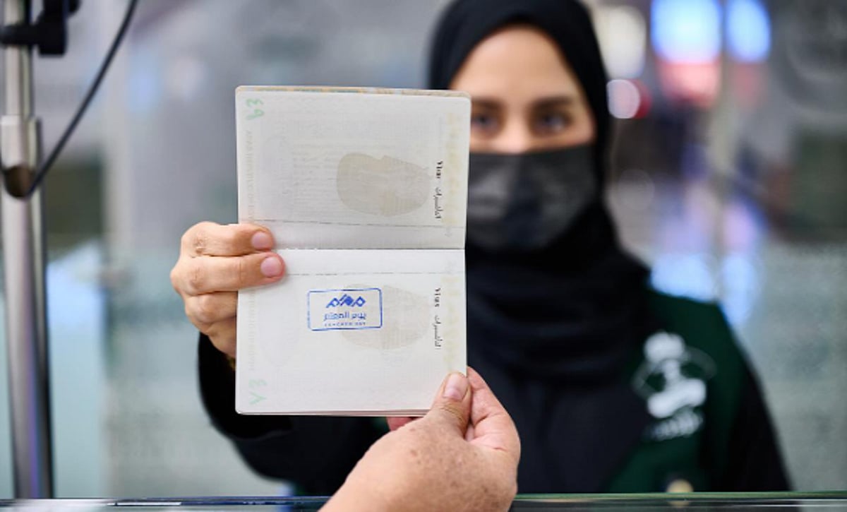“بصمة وفاء على جوازات السفر”.. السعودية تكرم المعلمين في يومهم العالمي بختم خاص